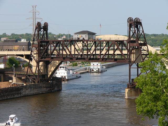 A tighter view of the rail bridge