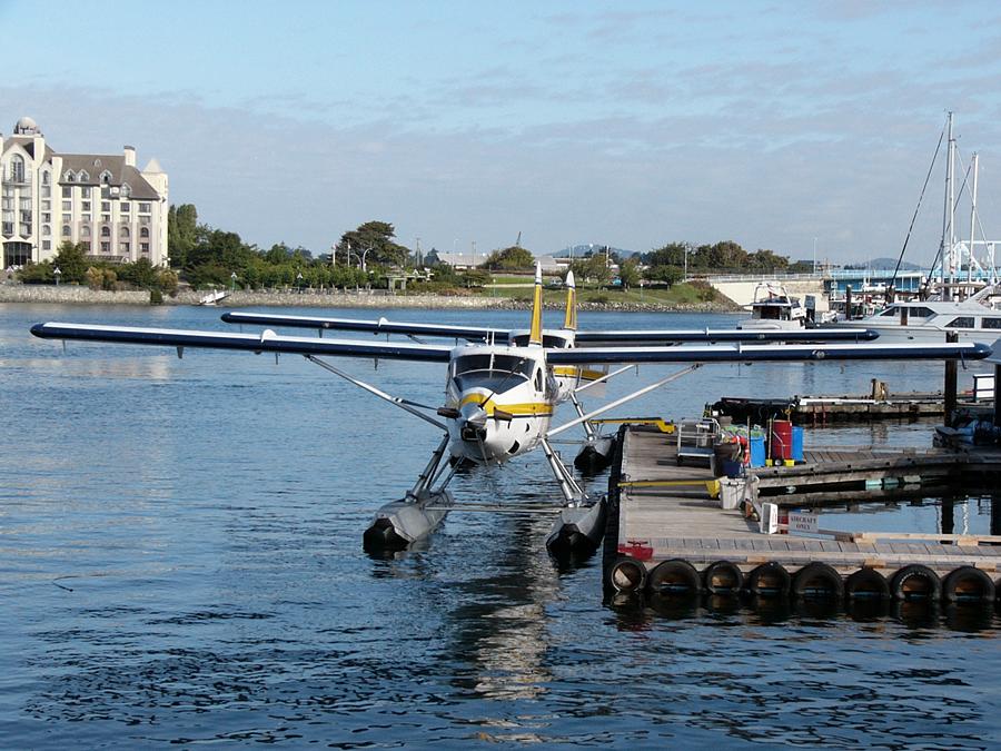 deHaviland Beaver floatplanes at dockside
